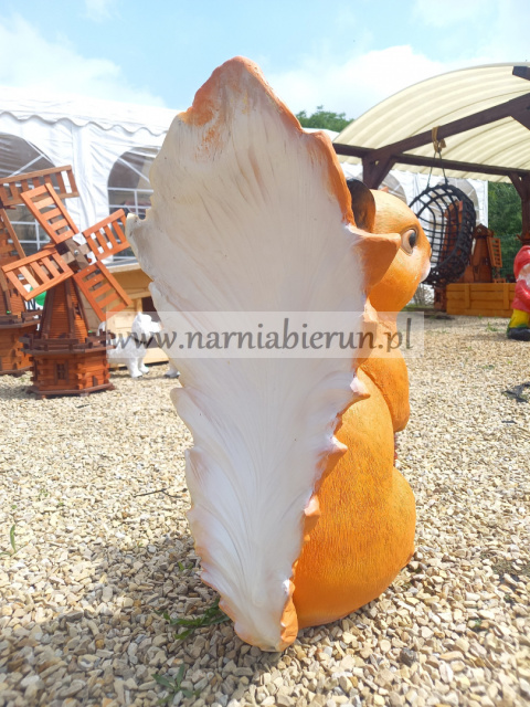 Figurka z żywicy Wiewiórka Wiewiór z orzeszkiem 55x65x35cm Figurka z żywicy Wiewiórka Wiewiór z orzeszkiem 55x65x35cm