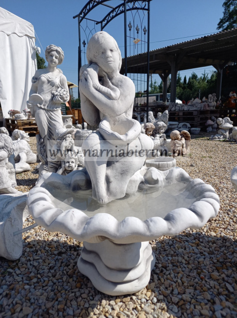 FONTANNA Figurka betonowa CHŁOPAK Z MUSZLĄ 91 cm FONTANNA Figurka betonowa CHŁOPAK Z MUSZLĄ 91 cm