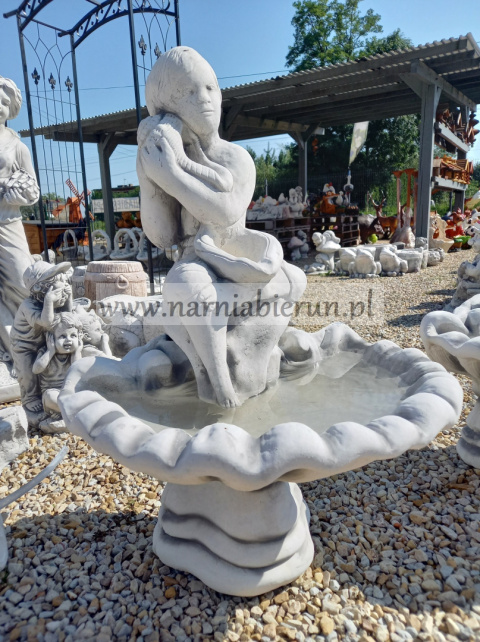 FONTANNA Figurka betonowa CHŁOPAK Z MUSZLĄ 91 cm FONTANNA Figurka betonowa CHŁOPAK Z MUSZLĄ 91 cm
