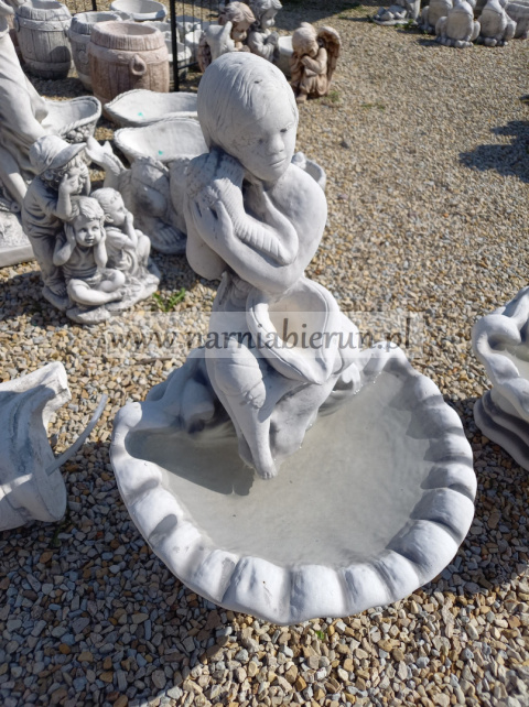 FONTANNA Figurka betonowa CHŁOPAK Z MUSZLĄ 91 cm FONTANNA Figurka betonowa CHŁOPAK Z MUSZLĄ 91 cm
