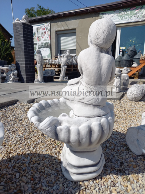 FONTANNA Figurka betonowa CHŁOPAK Z MUSZLĄ 91 cm FONTANNA Figurka betonowa CHŁOPAK Z MUSZLĄ 91 cm