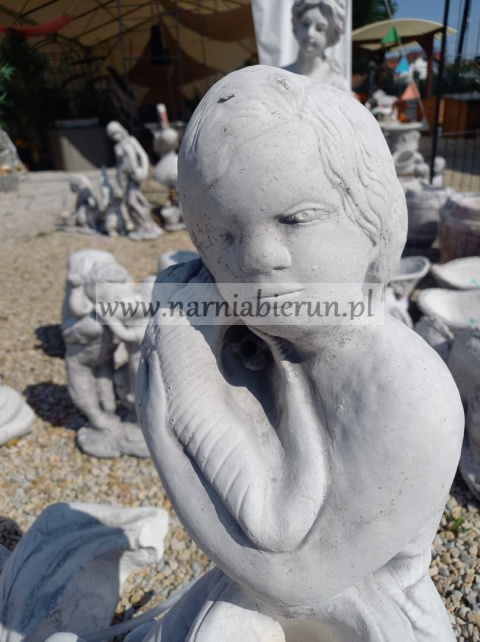 FONTANNA Figurka betonowa CHŁOPAK Z MUSZLĄ 91 cm FONTANNA Figurka betonowa CHŁOPAK Z MUSZLĄ 91 cm