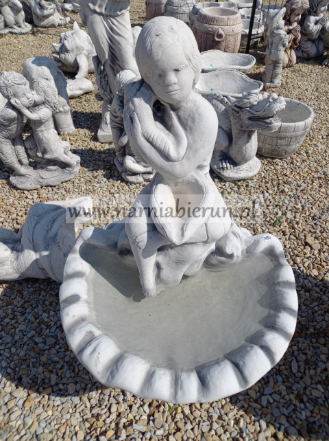 FONTANNA Figurka betonowa CHŁOPAK Z MUSZLĄ 91 cm FONTANNA Figurka betonowa CHŁOPAK Z MUSZLĄ 91 cm