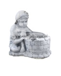 Figurka betonowa donica CHŁOPAK Z STUDNIĄ DONICA 37 cm.