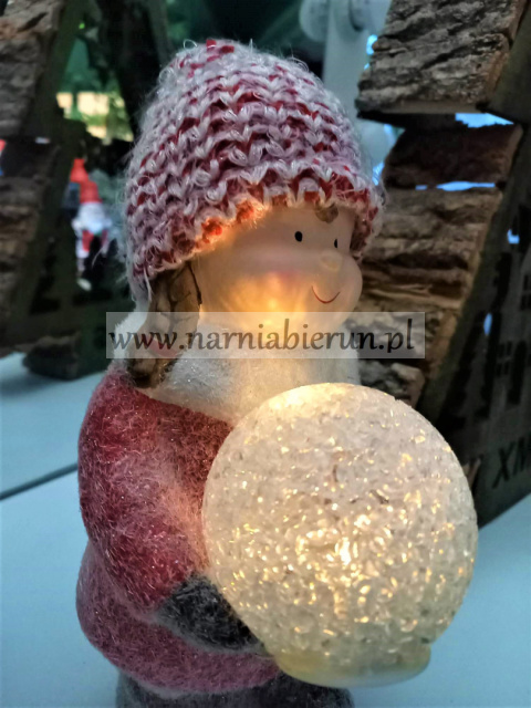 Figurka Bożonarodzeniowa Dziewczynka z kulą LED 21,5cm Figurka Bożonarodzeniowa Dziewczynka z kulą LED 21,5cm