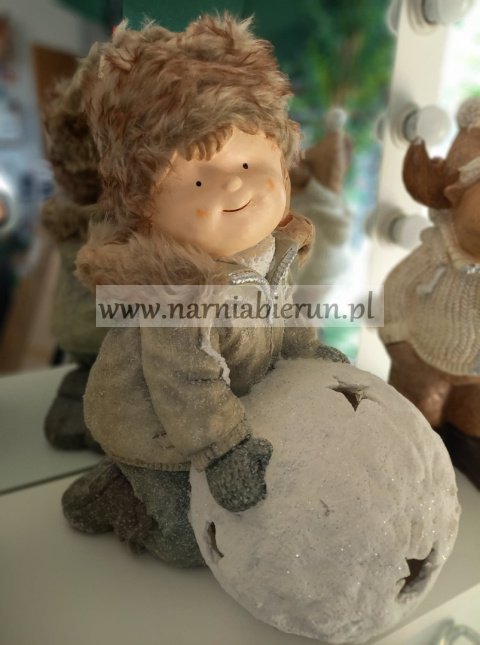 Figurka bożonarodzeniowa dziewczynka z kulą śniegu 22x36x45cm Figurka bożonarodzeniowa dziewczynka z kulą śniegu 22x36x45cm
