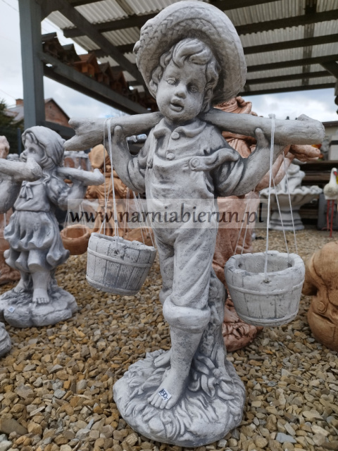 Figurka betonowa donica CHŁOPAK Z WIADERKAMI 58 cm Figurka betonowa donica CHŁOPAK Z WIADERKAMI 58 cm
