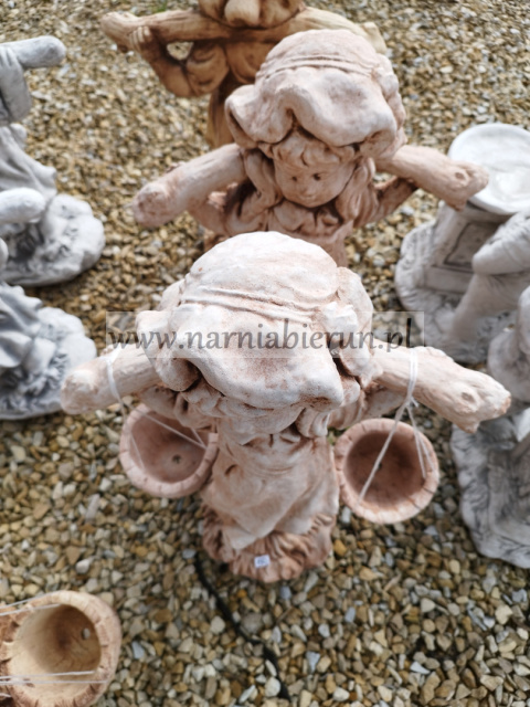 Figurka betonowa DZIEWCZYNKA Z WIADERKAMI 58 cm Figurka betonowa DZIEWCZYNKA Z WIADERKAMI 58 cm