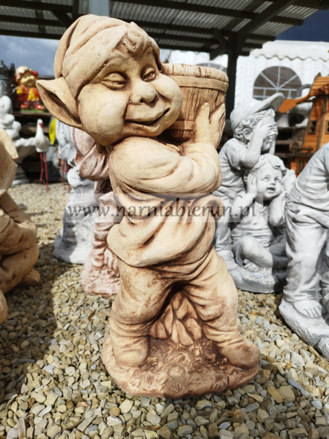 Figurka betonowa TROLL SKRZAT KRASNAL Z WIADREM 50 cm Figurka betonowa TROLL SKRZAT KRASNAL Z WIADREM 50 cm
