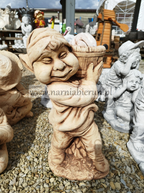 Figurka betonowa TROLL SKRZAT KRASNAL Z WIADREM 50 cm Figurka betonowa TROLL SKRZAT KRASNAL Z WIADREM 50 cm