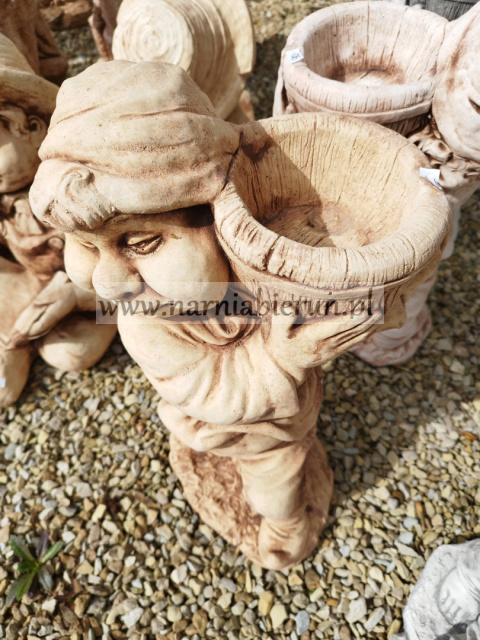 Figurka betonowa TROLL SKRZAT KRASNAL Z WIADREM 50 cm Figurka betonowa TROLL SKRZAT KRASNAL Z WIADREM 50 cm