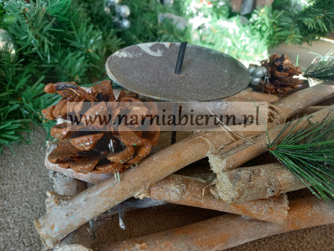 Świecznik drewniany stroik szyszki ozdoba 13x32x11cm Świecznik drewniany stroik szyszki ozdoba 13x32x11cm