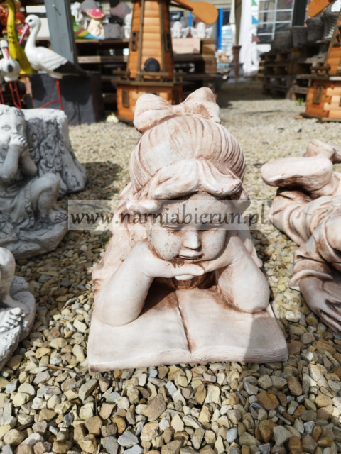 Figurka betonowa DZIEWCZYNKA Z KSIĄŻKĄ 50 cm Figurka betonowa DZIEWCZYNKA Z KSIĄŻKĄ 50 cm