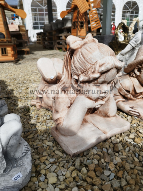 Figurka betonowa DZIEWCZYNKA Z KSIĄŻKĄ 50 cm Figurka betonowa DZIEWCZYNKA Z KSIĄŻKĄ 50 cm