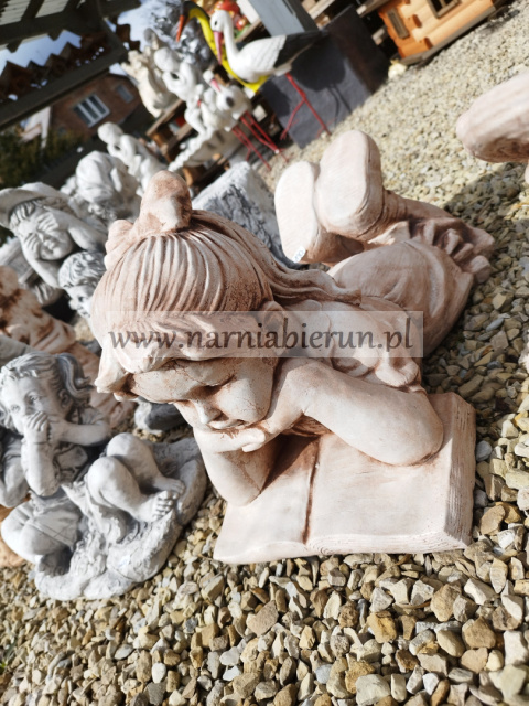 Figurka betonowa DZIEWCZYNKA Z KSIĄŻKĄ 50 cm Figurka betonowa DZIEWCZYNKA Z KSIĄŻKĄ 50 cm