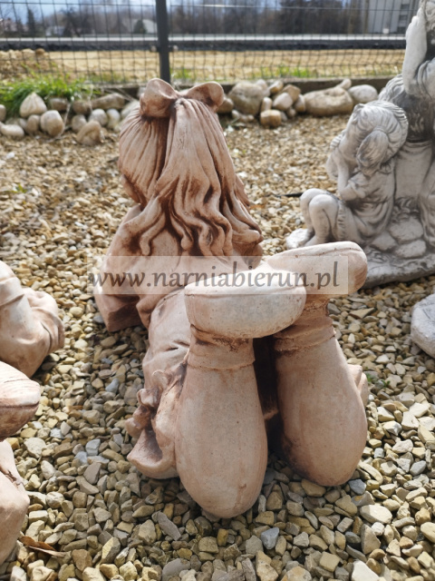 Figurka betonowa DZIEWCZYNKA Z KSIĄŻKĄ 50 cm Figurka betonowa DZIEWCZYNKA Z KSIĄŻKĄ 50 cm