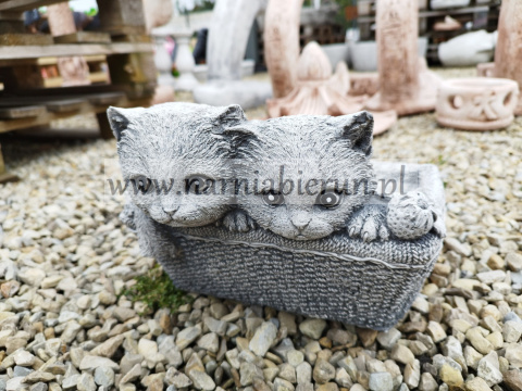 Figurka betonowa donica KOT koty w koszyku 18 cm Figurka betonowa donica KOT koty w koszyku 18 cm