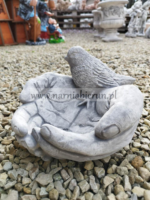 Figurka betonowa poidełko POIDŁO DŁONIE Z PTASZKIEM 17 cm Figurka betonowa poidełko POIDŁO DŁONIE Z PTASZKIEM 17 cm