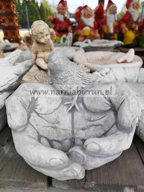 Figurka betonowa poidełko POIDŁO DŁONIE Z PTASZKIEM 17 cm Figurka betonowa poidełko POIDŁO DŁONIE Z PTASZKIEM 17 cm