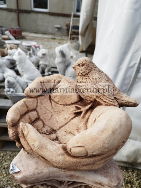 Figurka betonowa poidełko POIDŁO DŁONIE Z PTASZKIEM 17 cm Figurka betonowa poidełko POIDŁO DŁONIE Z PTASZKIEM 17 cm