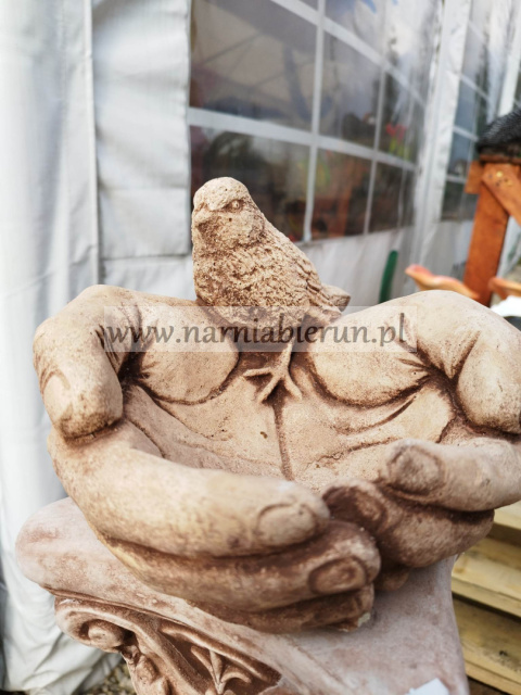 Figurka betonowa poidełko POIDŁO DŁONIE Z PTASZKIEM 17 cm Figurka betonowa poidełko POIDŁO DŁONIE Z PTASZKIEM 17 cm