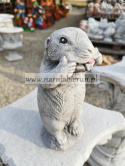 Figurka betonowa NIEGZRECZNY ŚWISTAK Z JĘZYKIEM 23 cm