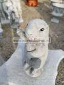 Figurka betonowa NIEGZRECZNY ŚWISTAK Z JĘZYKIEM 23 cm