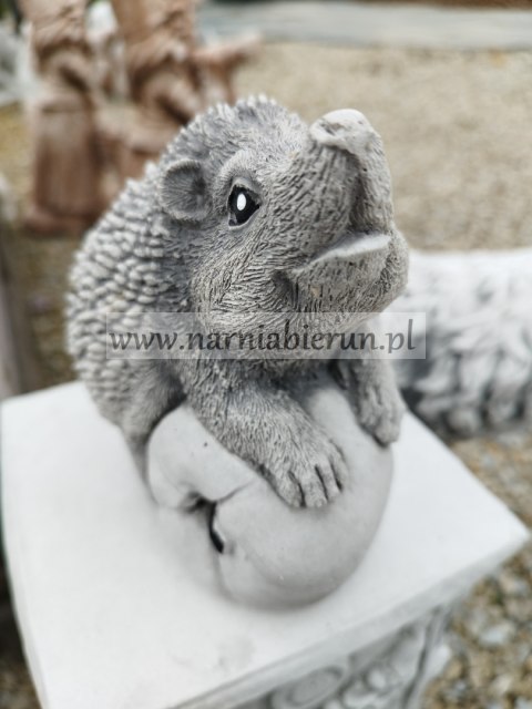 Figurka betonowa JEŻ JEŻYK Z JABŁKIEM 15 cm Figurka betonowa JEŻ JEŻYK Z JABŁKIEM 15 cm