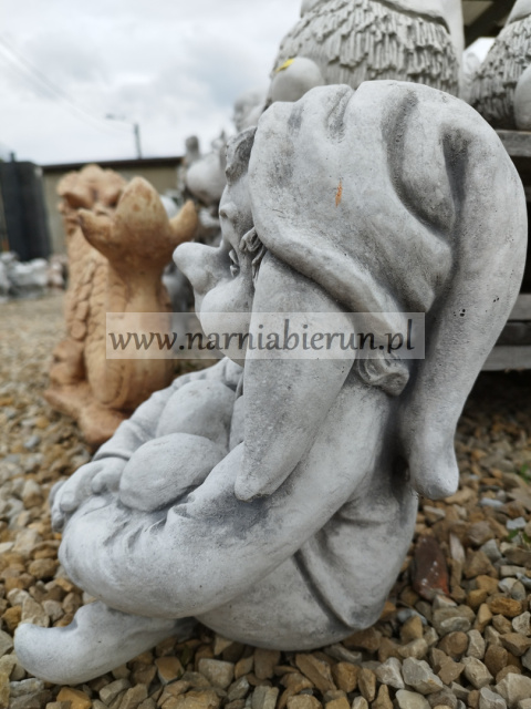 Figurka betonowa TROLL KRASNOLUDEK KRASNAL SKRZAT W CZAPCE H27 Figurka betonowa TROLL KRASNOLUDEK KRASNAL SKRZAT W CZAPCE H27