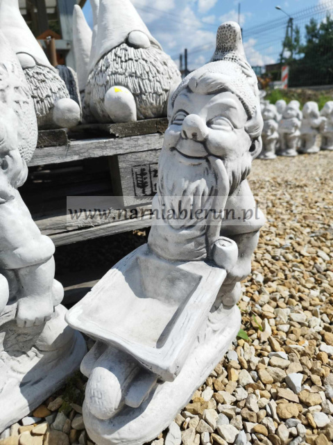 Figurka betonowa KRASNAL Z TACZKĄ 40 cm Figurka betonowa KRASNAL Z TACZKĄ 40 cm