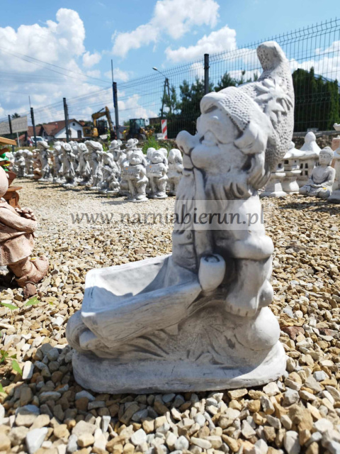 Figurka betonowa KRASNAL Z TACZKĄ 40 cm Figurka betonowa KRASNAL Z TACZKĄ 40 cm