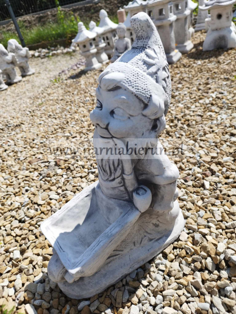 Figurka betonowa KRASNAL Z TACZKĄ 40 cm Figurka betonowa KRASNAL Z TACZKĄ 40 cm