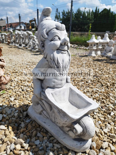 Figurka betonowa KRASNAL Z TACZKĄ 40 cm Figurka betonowa KRASNAL Z TACZKĄ 40 cm