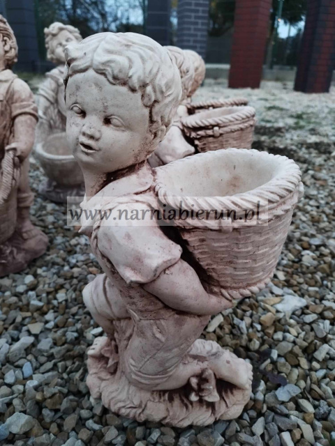 Figurka betonowa donica CHŁOPAK Z KOSZEM 39 cm Figurka betonowa donica CHŁOPAK Z KOSZEM 39 cm
