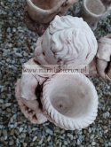 Figurka betonowa donica CHŁOPAK Z KOSZEM 39 cm