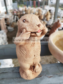 Figurka betonowa NIEGZRECZNY ŚWISTAK Z JĘZYKIEM 23 cm