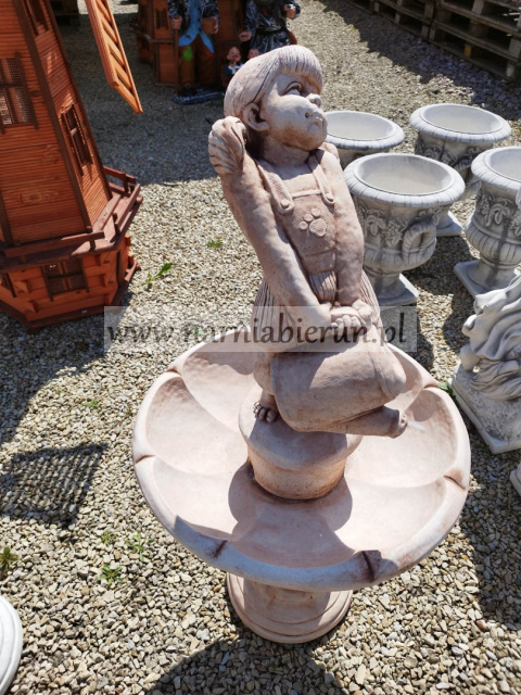 FONTANNA betonowa DZIEWCZYNKA Z KONEWKĄ 110 cm FONTANNA betonowa DZIEWCZYNKA Z KONEWKĄ 110 cm