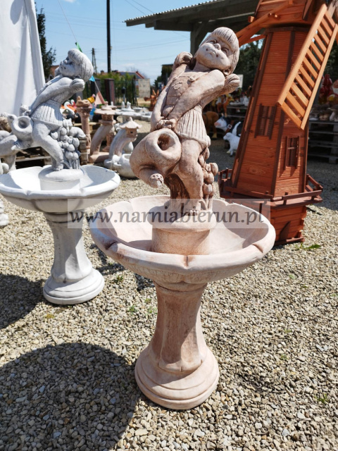 FONTANNA betonowa DZIEWCZYNKA Z KONEWKĄ 110 cm FONTANNA betonowa DZIEWCZYNKA Z KONEWKĄ 110 cm