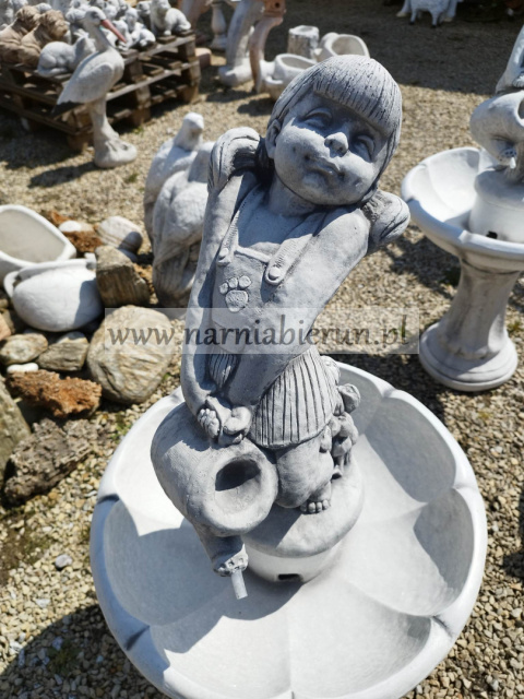 FONTANNA betonowa DZIEWCZYNKA Z KONEWKĄ 110 cm FONTANNA betonowa DZIEWCZYNKA Z KONEWKĄ 110 cm