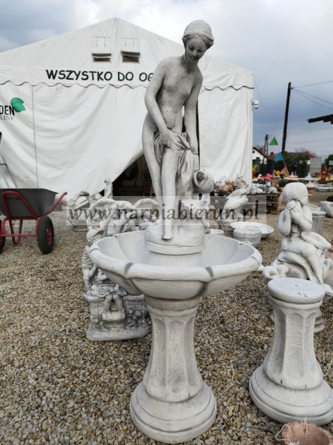 FONTANNA ogrodowa betonowa DAMA Z DZBANKIEM H118 FONTANNA ogrodowa betonowa DAMA Z DZBANKIEM H118