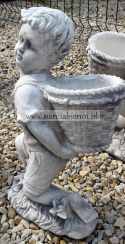Figurka betonowa donica CHŁOPAK Z KOSZEM 39 cm