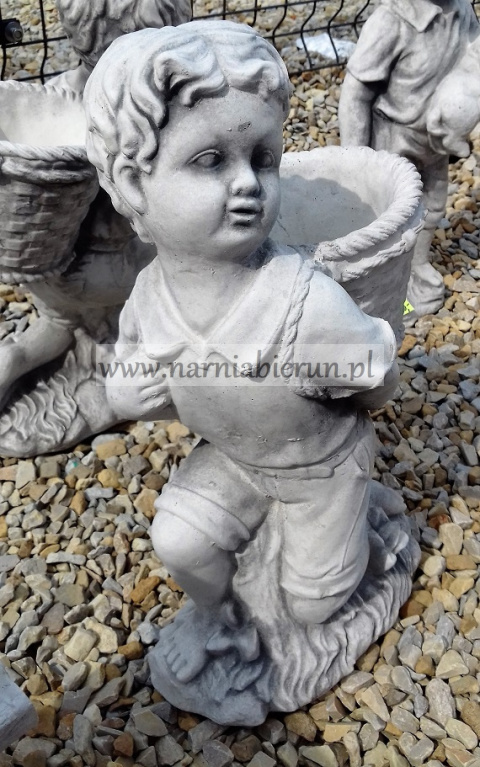 Figurka betonowa donica CHŁOPAK Z KOSZEM 39 cm Figurka betonowa donica CHŁOPAK Z KOSZEM 39 cm