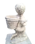 Figurka betonowa donica CHŁOPAK Z KOSZEM 39 cm