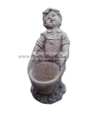 Figurka betonowa CHŁOPAK Z KOSZEM 45 cm