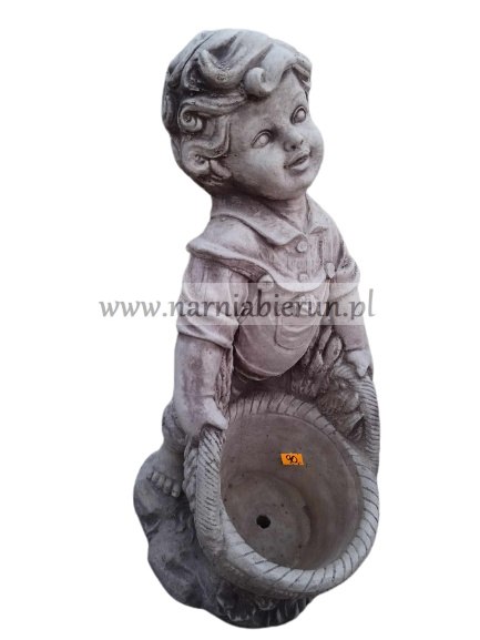 Figurka betonowa CHŁOPAK Z KOSZEM 45 cm Figurka betonowa CHŁOPAK Z KOSZEM 45 cm
