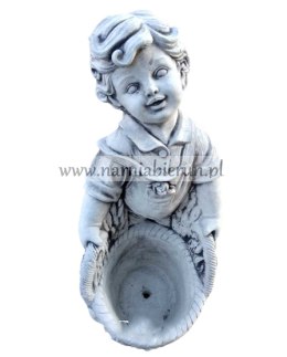 Figurka betonowa CHŁOPAK Z KOSZEM 45 cm