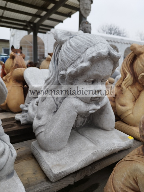 Figurka betonowa DZIEWCZYNKA Z KSIĄŻKĄ 50 cm Figurka betonowa DZIEWCZYNKA Z KSIĄŻKĄ 50 cm