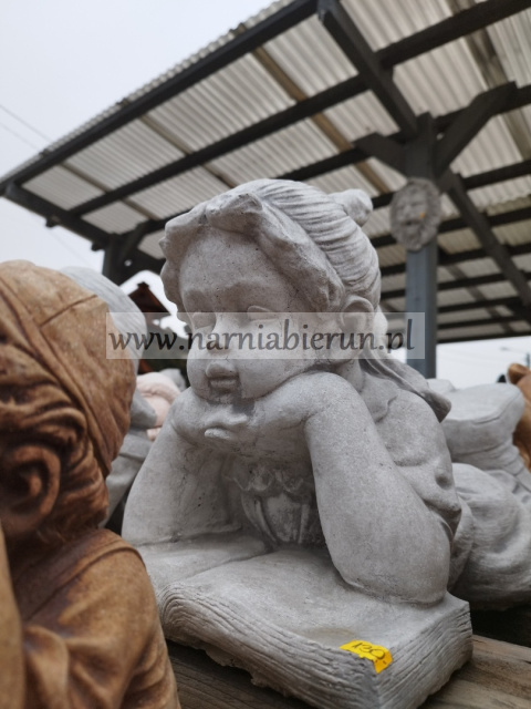 Figurka betonowa DZIEWCZYNKA Z KSIĄŻKĄ 50 cm Figurka betonowa DZIEWCZYNKA Z KSIĄŻKĄ 50 cm