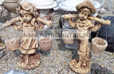 Figurka betonowa DZIEWCZYNKA Z WIADERKAMI 58 cm Figurka betonowa DZIEWCZYNKA Z WIADERKAMI 58 cm