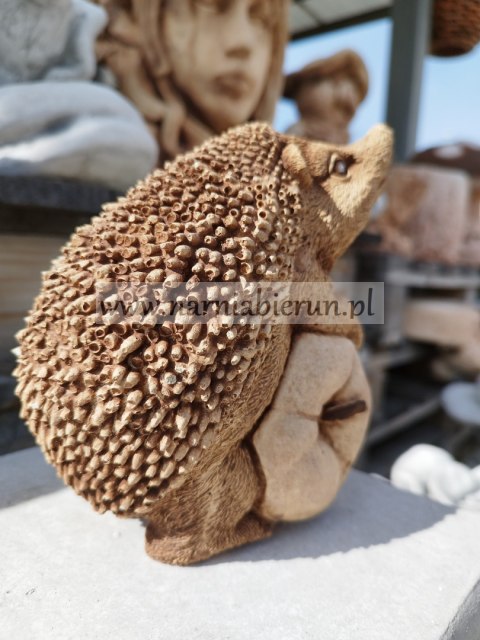Figurka betonowa JEŻ JEŻYK Z JABŁKIEM 15 cm Figurka betonowa JEŻ JEŻYK Z JABŁKIEM 15 cm